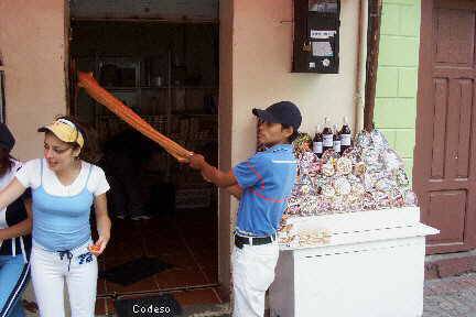 La Caña y el jugo de caña recien saliendo del trapicheBaños, Tungurahua