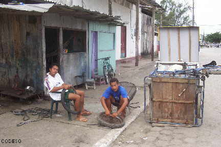 Taller de reparación de tricicletas ecológicas en Muisne Provincia de Esmeraldas