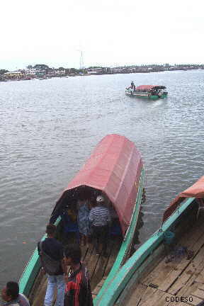 El trasborde en lancha a la isla de Muisne Provincia de Esmeraldas