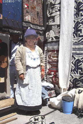 Fotos Los tapices de lana y hamacas en la feria de artesanías de Otavalo The wool carpets and hammocks in the craft fair of Otavalo Die Wollteppiche und Hängematten in der Handwerksmesse von Otavalo