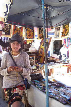 Bild Replicas de famosos retratos ecuatorianos en la feria de artesanías de Otavalo