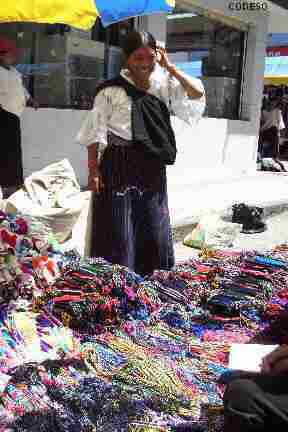 Bilder Las pulseras en la feria de artesanías de Otavalo