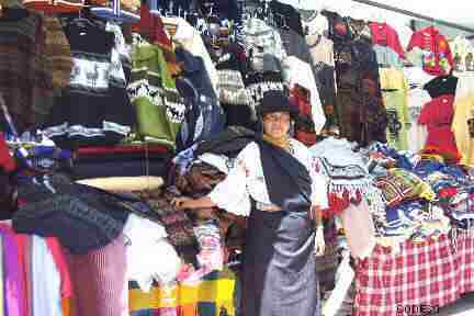 Fotos Diferentes vestimientos tejidos en lana y alpaca en la feria de artesanías de Otavalo Verschiedene aus Wolle und Alpaka gewebte Stoffe auf der Handwerksmesse in Otavalo Different fabrics woven in wool and alpaca at the craft fair in Otavalo