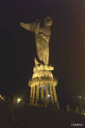 Vista nocturna de la Virgen del Panecillo