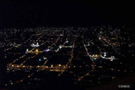 Quito por la noche: vista desde el Panecillo hacia el Centro Histórico