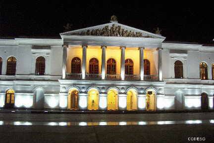 El Teatro Sucre por la noche - Centro histórico de Quito