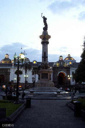 Estatua de la Independencia - Plaza Grande Quito Colonial