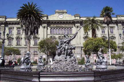 La Plaza Sucre con el Colegio Maldonado en Riobamba