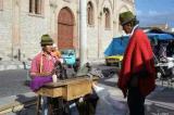 Ein Schneider auf dem Markt in Riobamba