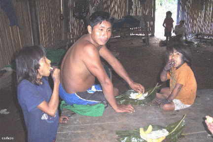 Roberto y sus niños disfrutando maitos de chonta y pescado