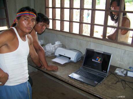 Energía eléctrica solar usada para la computadora comunal en las provincias Morona Santiago y Pastaza Región Amazonica Ecuador Sudamérica