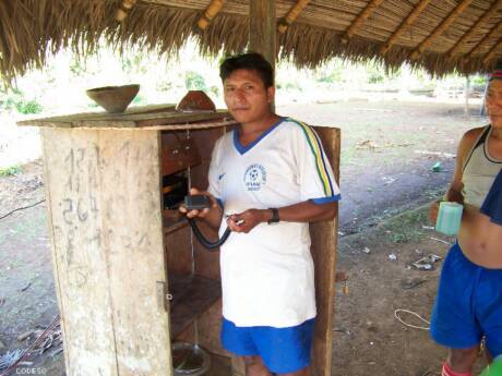 Energía eléctrica solar usada para la computadora comunal en las provincias Morona Santiago y Pastaza Región Amazonica Ecuador Sudamérica
