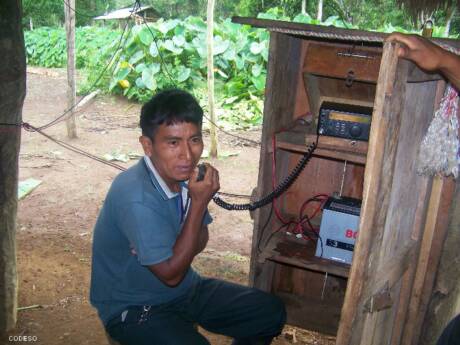 Energía eléctrica solar usada para la computadora comunal en las provincias Morona Santiago y Pastaza Región Amazonica Ecuador Sudamérica