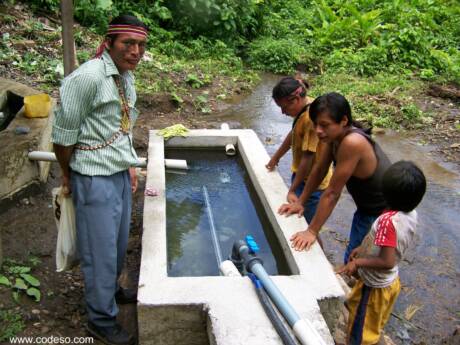 Capatacion de agua con la bomba solar Comunidad Ashuar Tsunkintza