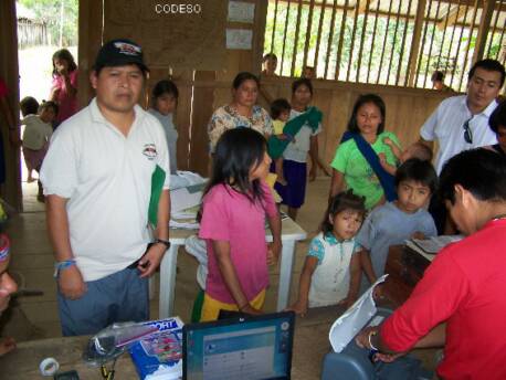 Computer für Ashuar Gemeinde in der Provinz PastazaAmazonas Region Ecuador Süd Amerika