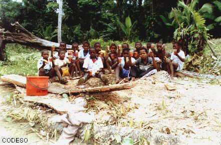 Bilder Kinder aus Pampanal bei den Brunnen