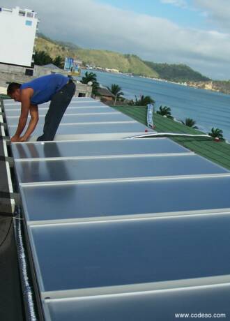 Paneles solares térmicos para agua caliente Sun Palace Hotel en la playa de Atacames