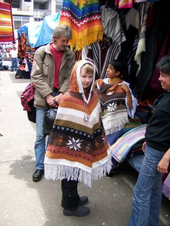 Diferentes vestimientos tejidos en lana y alpaca aquí un poncho en la feria de artesanías de Otavalo Foto Jurena Andreas May