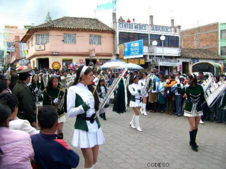 Desfile en Pillaro cerca de Ambato