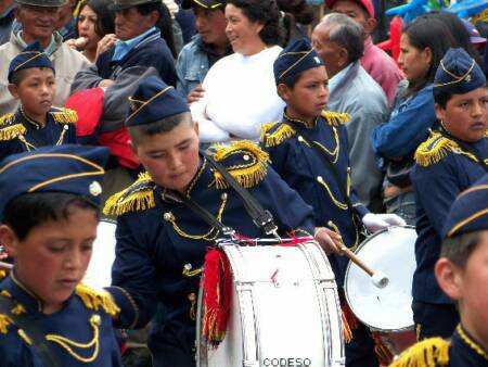 Desfile en Pillaro - Tungurahua