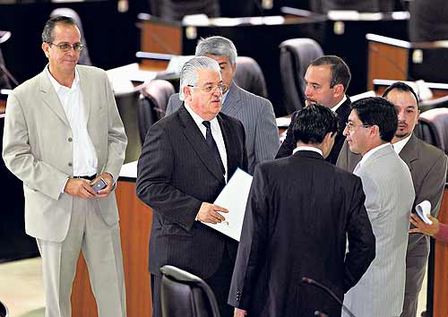 Las autoridades de la Constituyente. Alberto Acosta fue elegido presidente de la Asamblea y Fernando Cordero, vicepresidente, en la sesión de ayer. Foto: EL COMERCIO