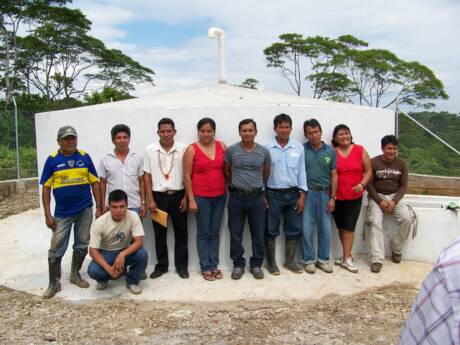 Autoridades frente al tanque de acumulación y distribución sistema de bombeo solar Lorentzpara San José - Arajuno - Río CurarayAmazonas Region Ecuador Südmerika