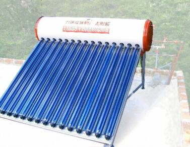 Agua caliente con el Sistema TermoSifónLos tubos colectores con los espejos parabólicos y el tanque de acumulación incorporado
