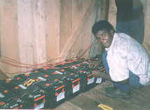 Técnico Marcelino (el mejor técnico local) instalando el banco de acumuladores 