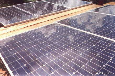 Vista a los paneles solares, que en Chiwias producen la luz de la comunidad