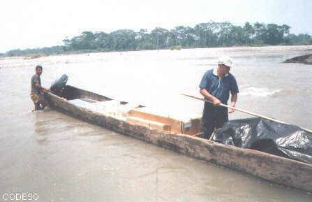 Transporte fluvial de los equipos solares en la amazonñia ecuatoriana