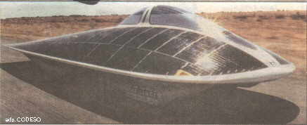 Un carro solarFunciona solamente con paneles, control y el motor eléctrico