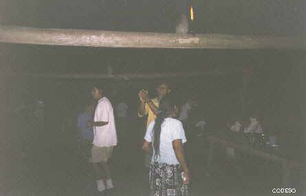 Un baile en la comuna con luz de kerex Comuna Kapawi