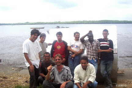 Los técnicos con el tanque de agua