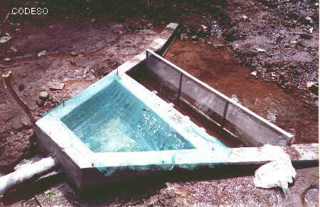 El tanque de captación de agua con filtros y sedimentación