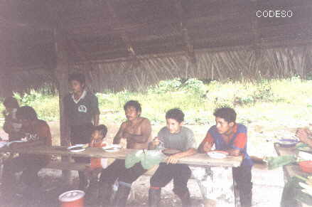 Comida comunal después de la minga en Chiwias Cantón Taisha